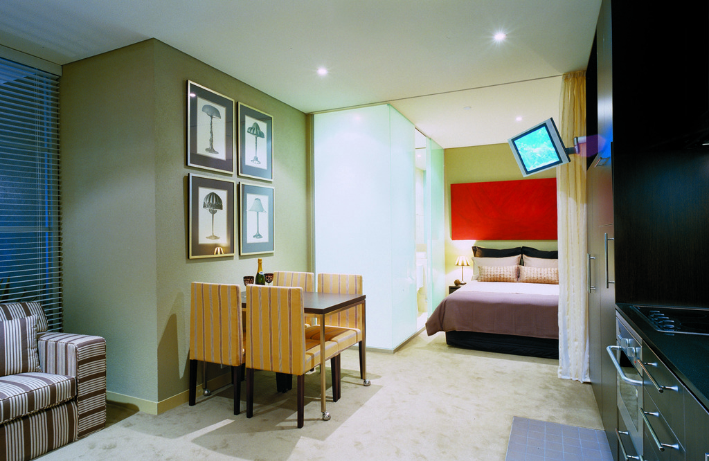 Oaks On Collins Studio 20002