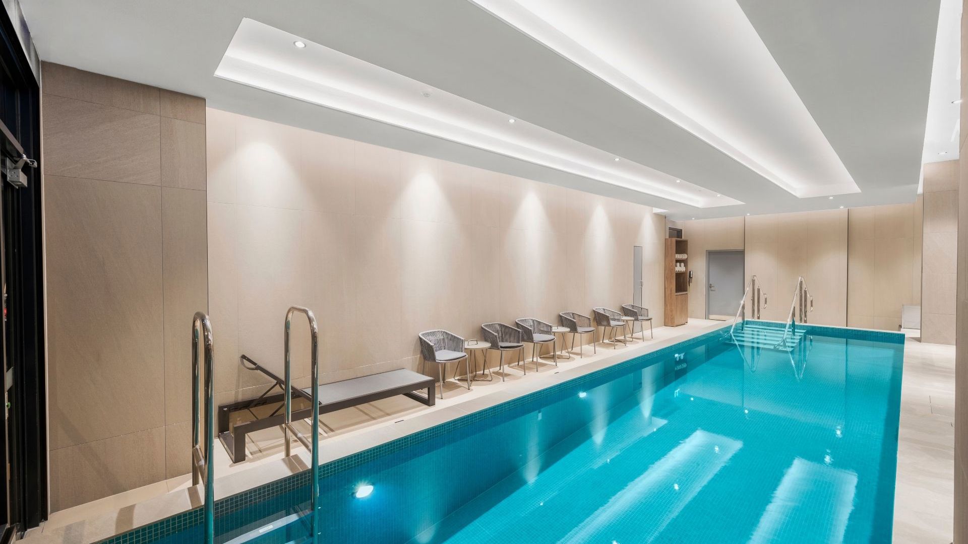 Vibe Hotel Melbourne Pool