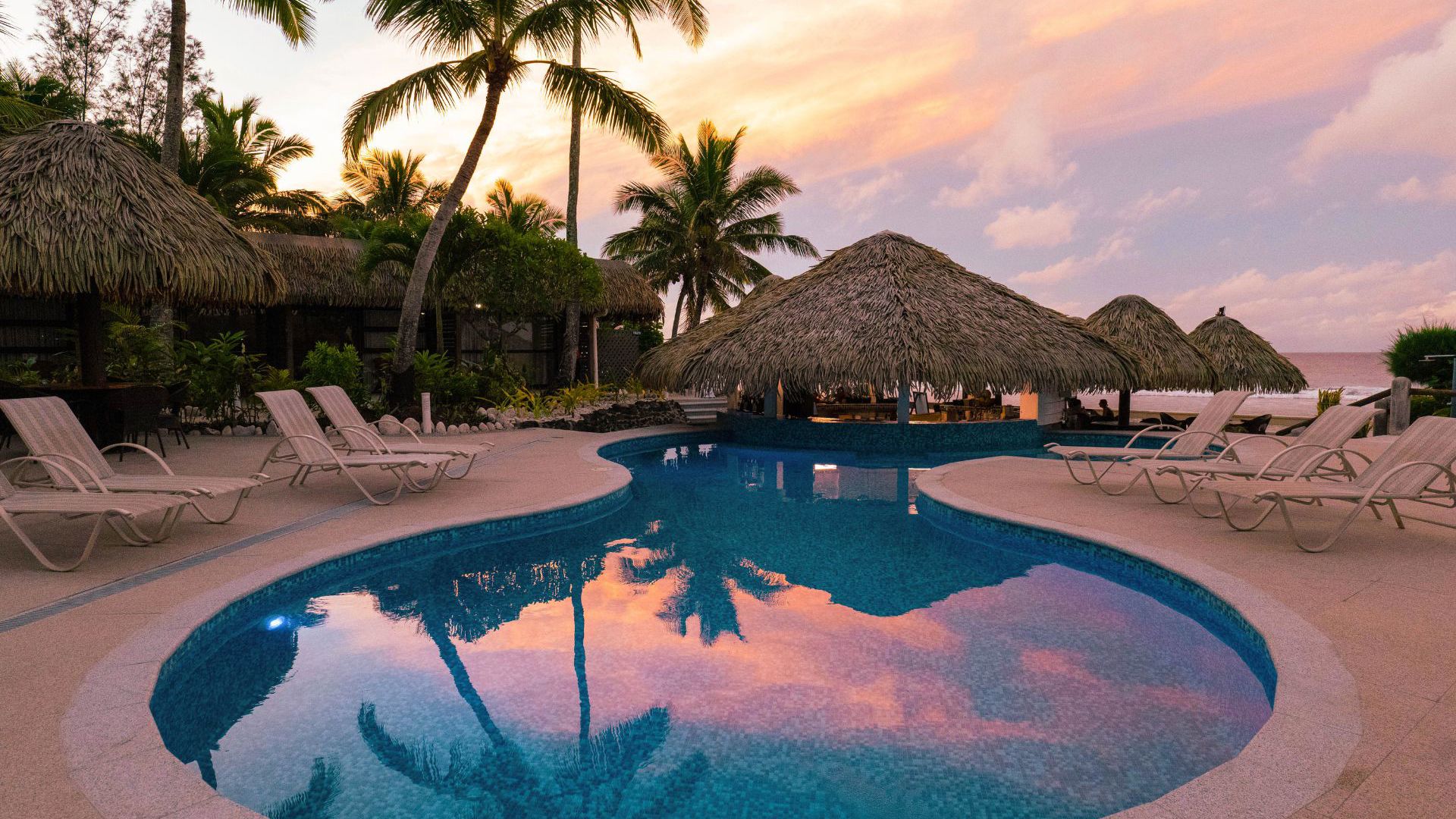 Club Raro - Pool at sunset
