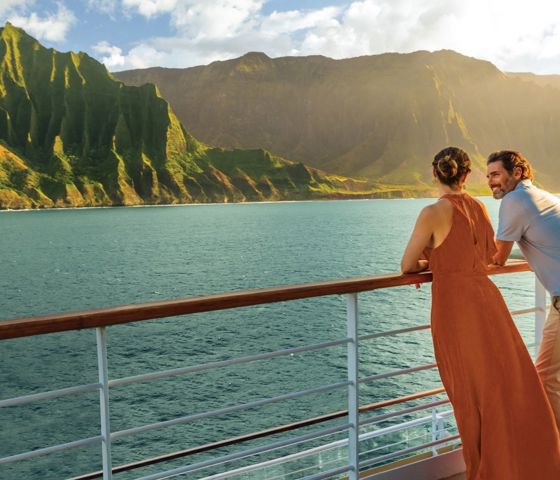 Hawaii Couple Napali Sunset © NCL