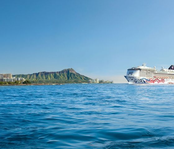 Pride of America in Honolulu, Hawaii © Norwegian Cruise Line