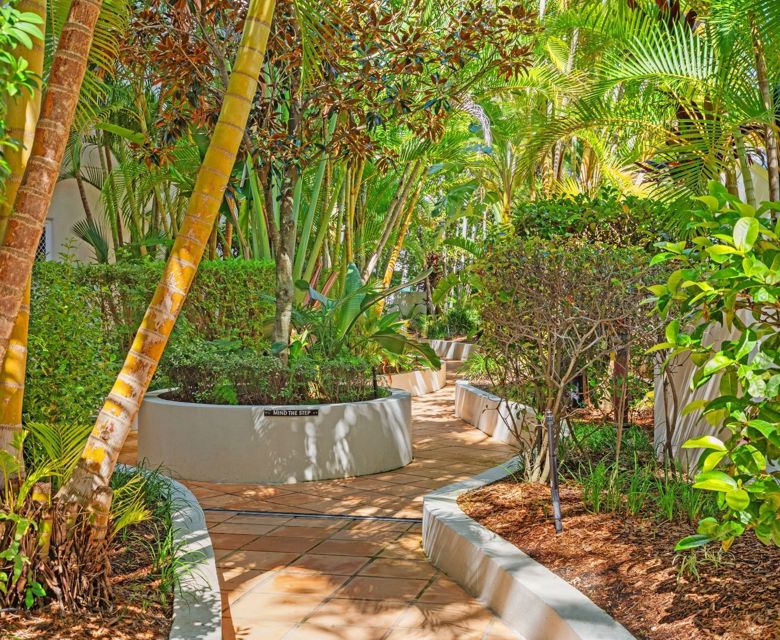 Surf Parade Resort - garden