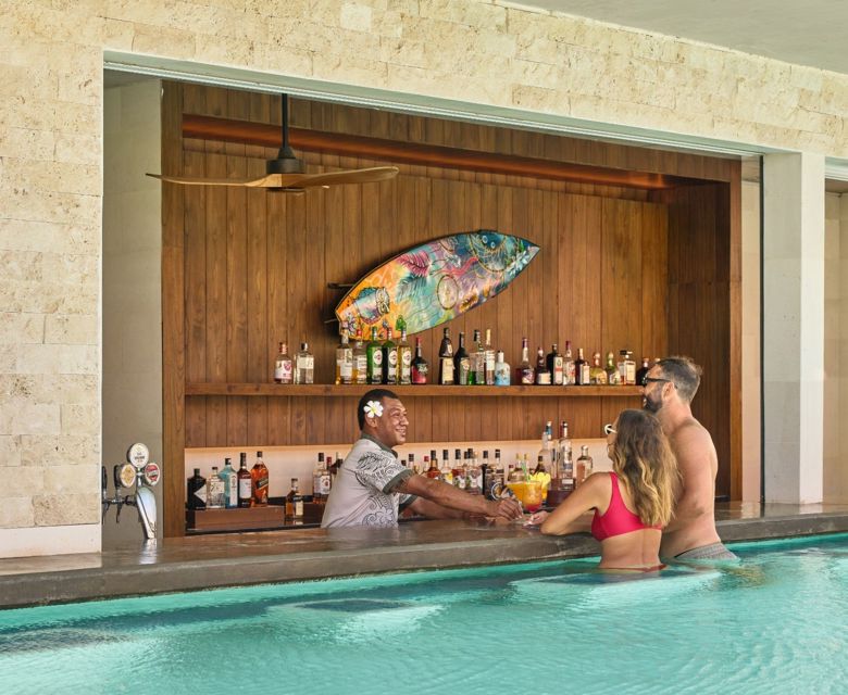 Crowne Plaza Fiji Nadi Bay Resort & Spa - swim up bar