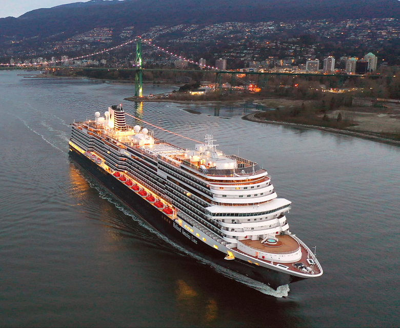 Koningsdam in Lions Gate Bridge, Vancouver