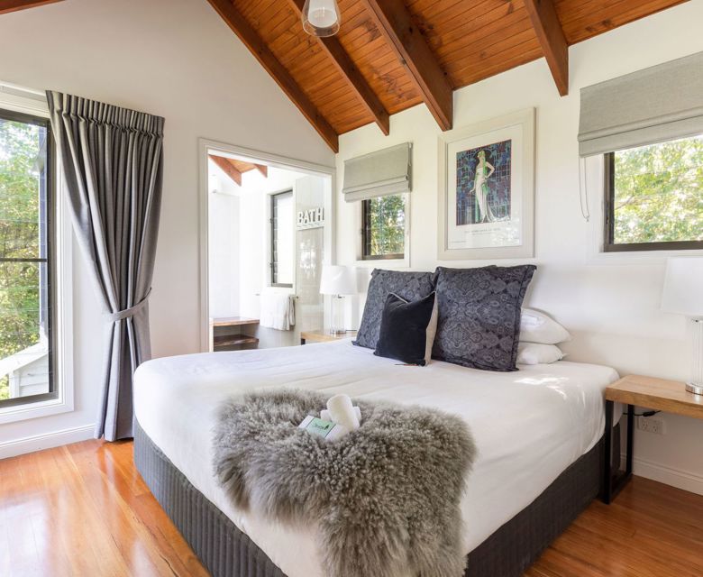 Misty View Cottages - bedroom 2