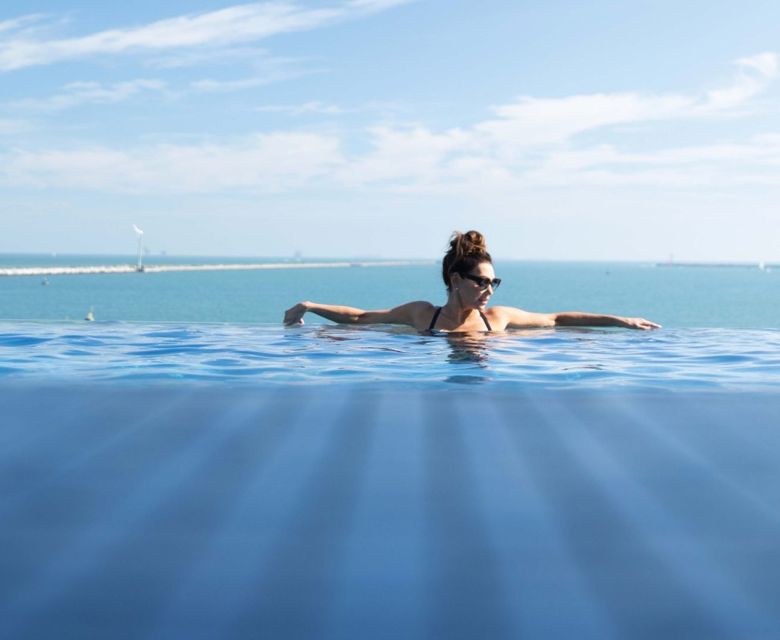  Spa Infinity Pool ©  Regent Seven Seas