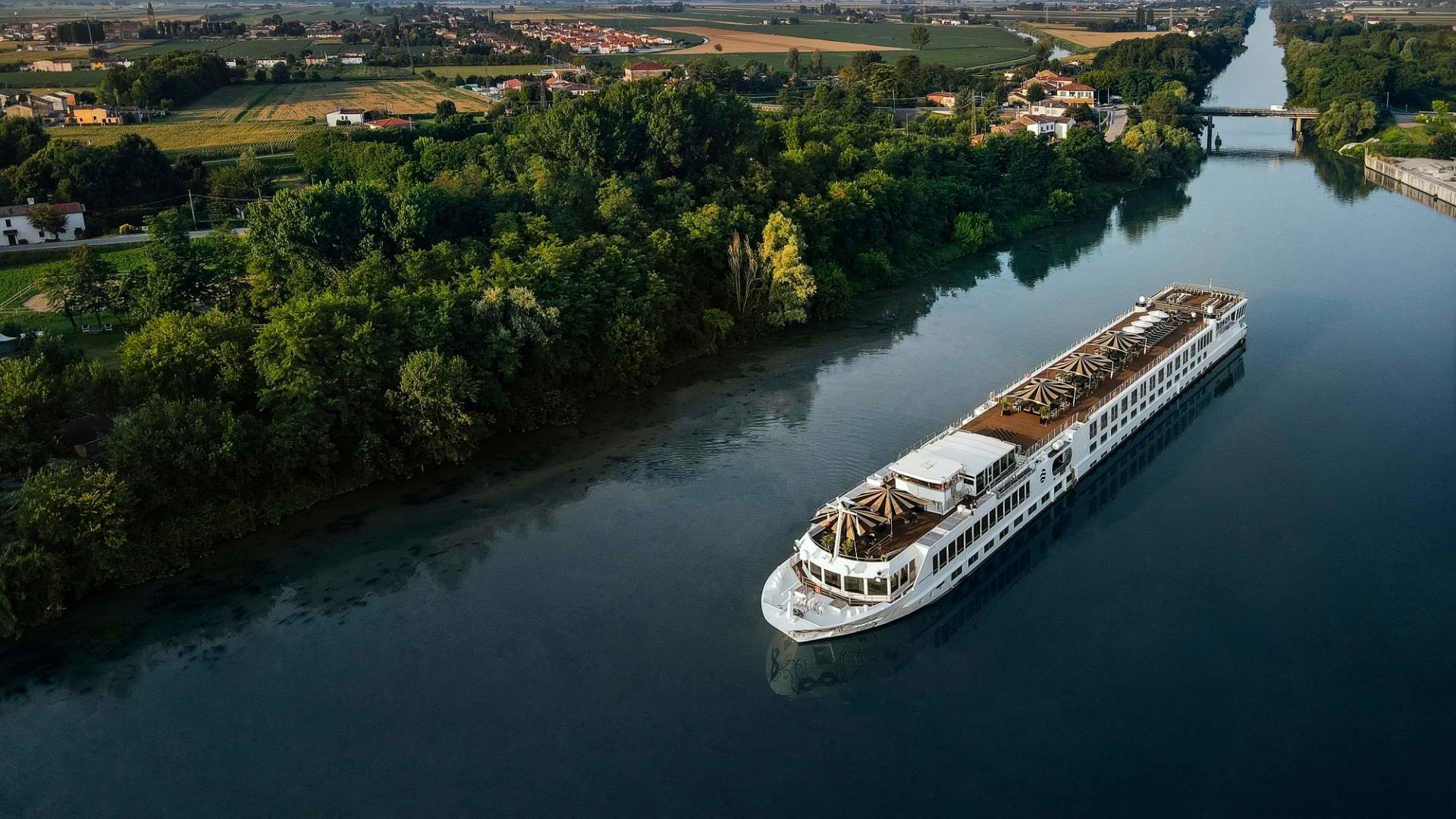 Uniworld UW LV Exterior 0005