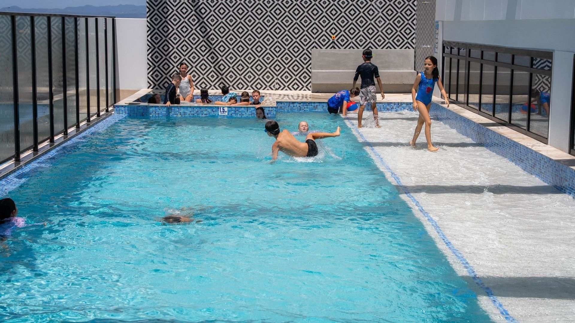 TRYP Hotel Southport - kids in pool