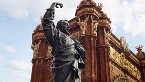 Barcelona Arc De Triomf Pau Claris Statue