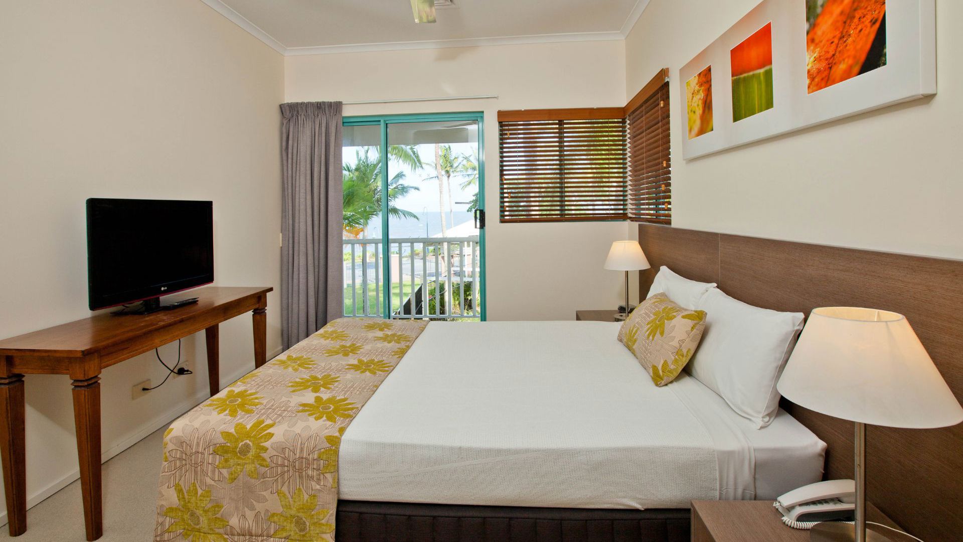 Coral Sands Beachfront Resort - bedroom