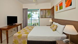 Coral Sands Beachfront Resort - bedroom