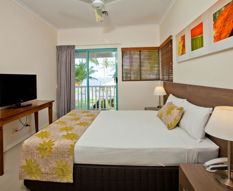 Coral Sands Beachfront Resort - bedroom