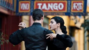 Street dancers, couple dancing tango, La Boca, Buenos Aires, Argentina - ad world