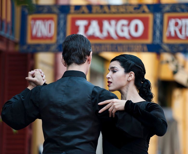 Street dancers, couple dancing tango, La Boca, Buenos Aires, Argentina - ad world