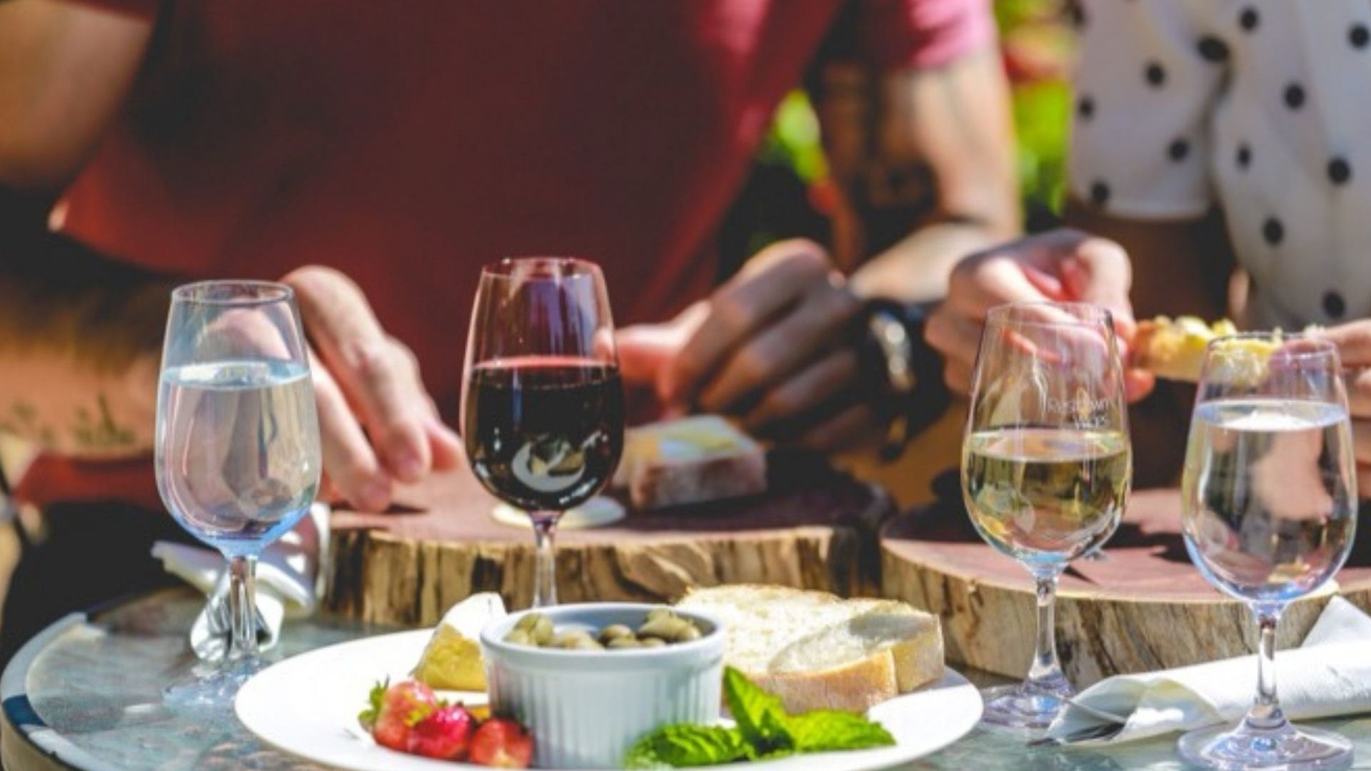 PS Australian Star Resdown Couple Eating 