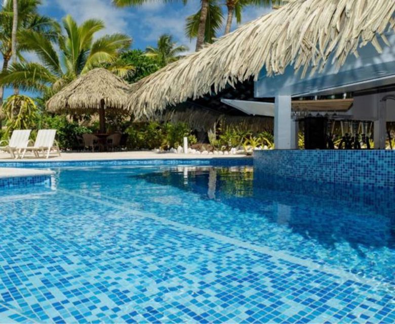 Club Raro - Swim up pool bar