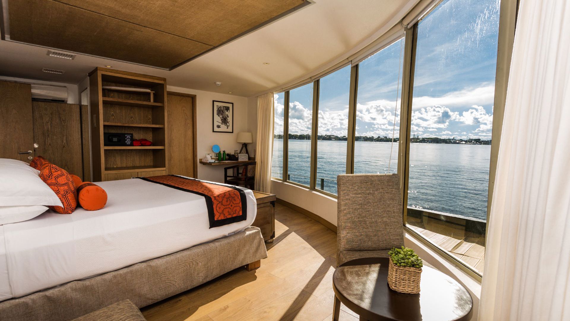 Viva Expeditions - Delfin III - Cruise Peru