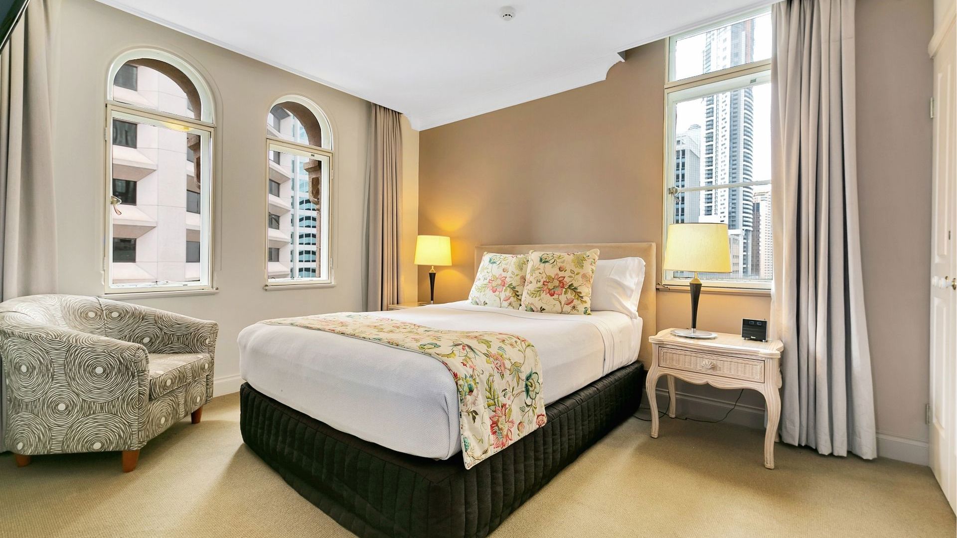 The Manor Apartment Hotel - bedroom