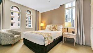 The Manor Apartment Hotel - bedroom