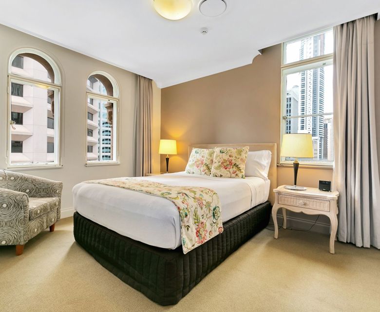 The Manor Apartment Hotel - bedroom