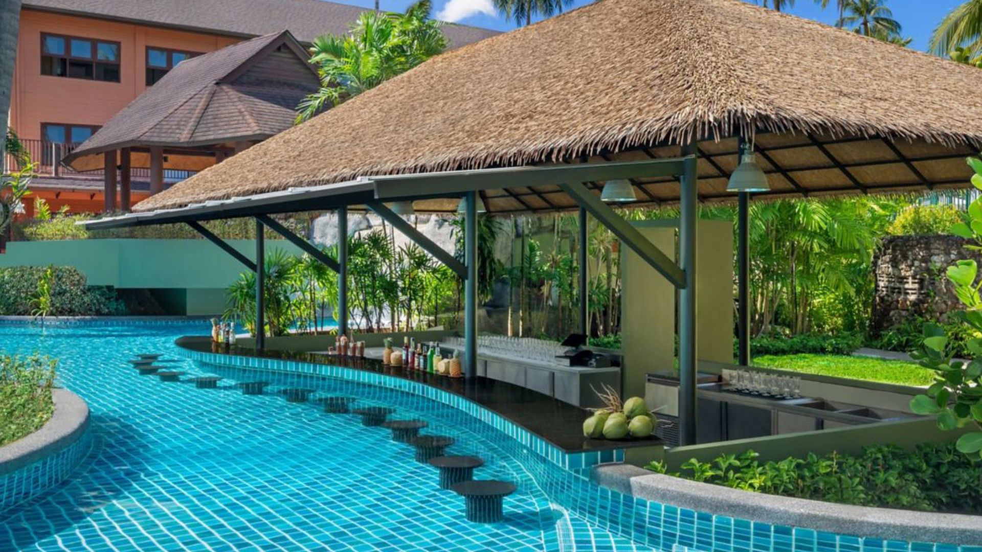 Courtyard by Marriott Phuket - Swim up pool bar