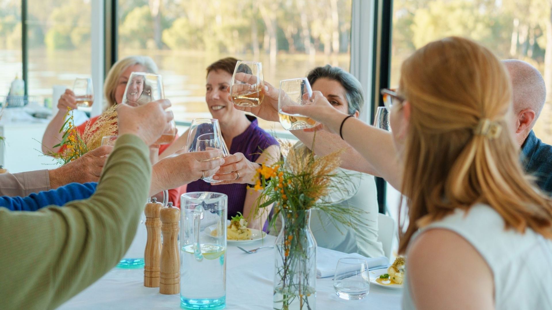 Houseboat Dining CR Murray River Trails