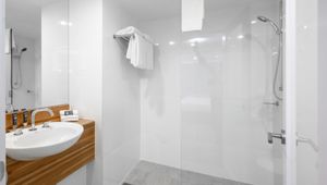 Novotel Sunshine Coast Resort Bathroom