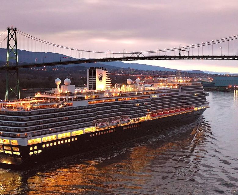 Koningsdam in Lions Gate Bridge, Vancouver