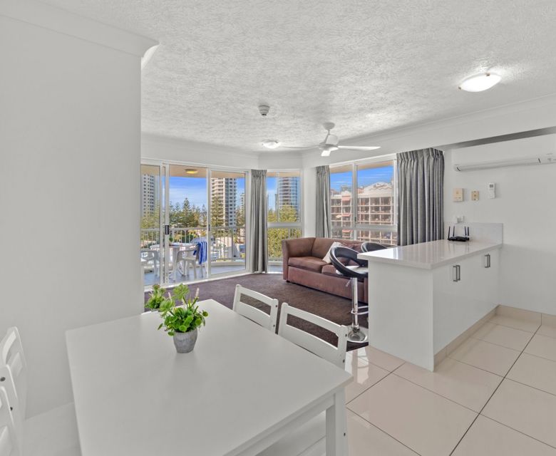 Surf Parade Resort - lounge