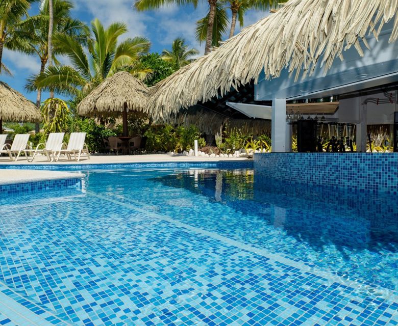 Club Raro Swim Up Pool Bar