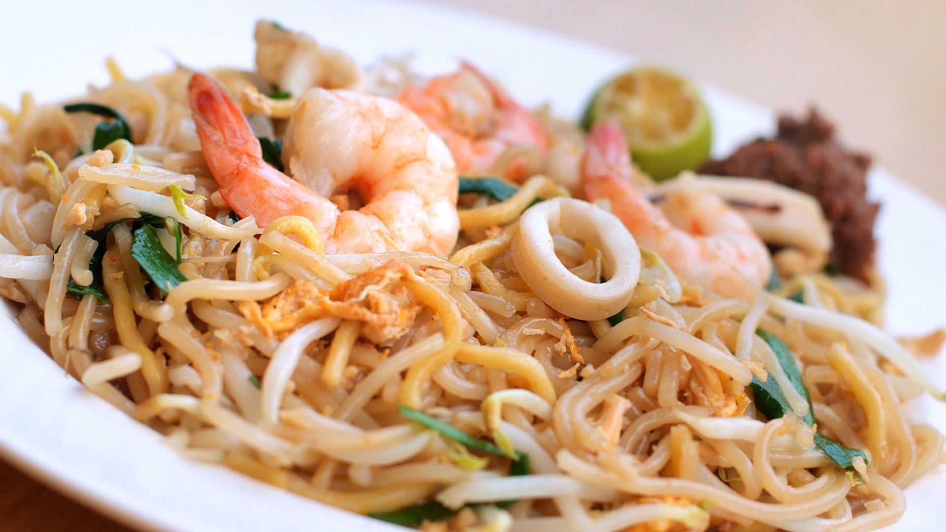 Hokkien mee, a popular dish of thick egg noodles and prawns