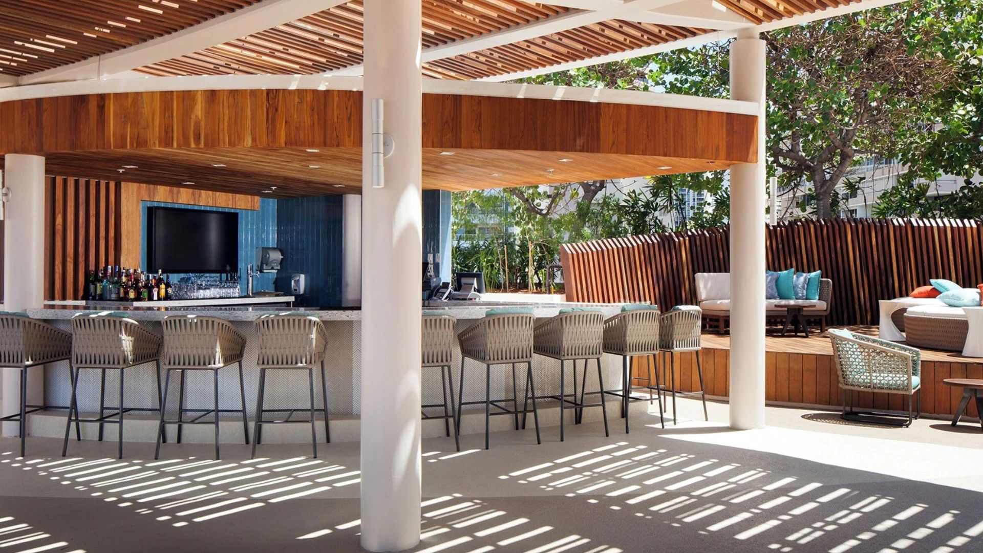 Prince Waikiki Hotel - Hinana Poolside Bar