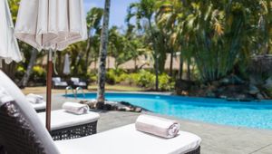 Motu Beachfront Art Villas - pool