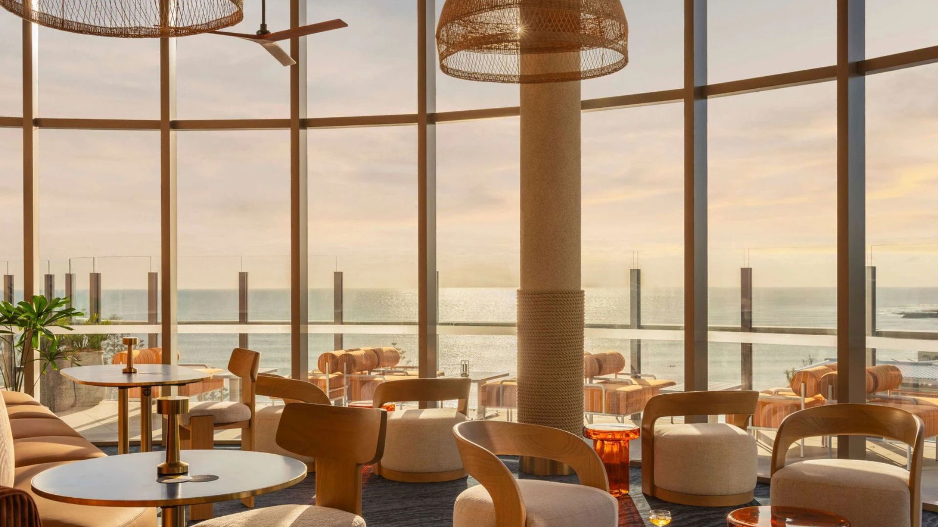 Avani Mooloolaba Beach Hotel - Sulley's Rooftop Restaurant & Bar