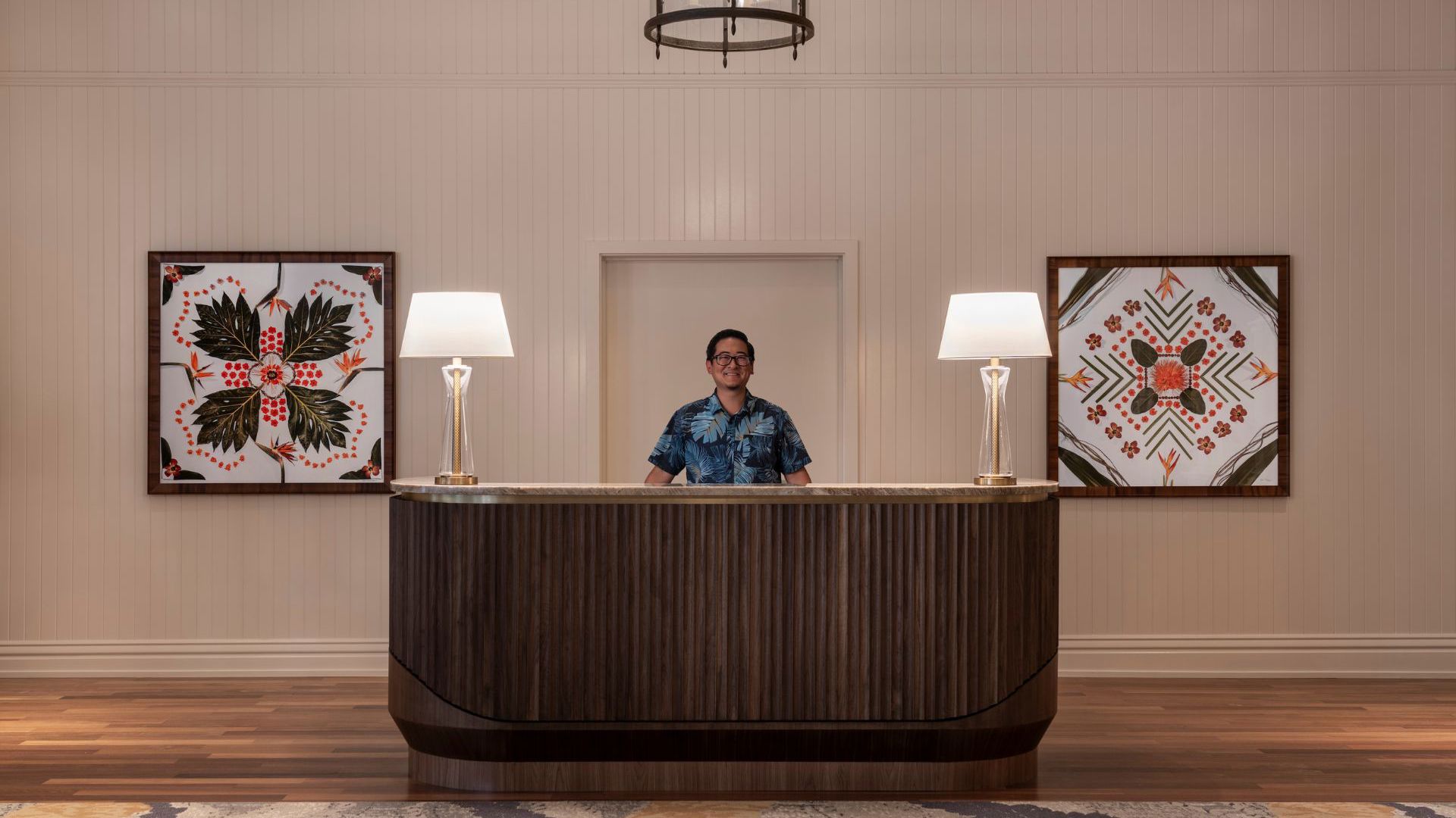 Moana Surfrider, A Westin Resort & Spa - Bell Desk Bellman