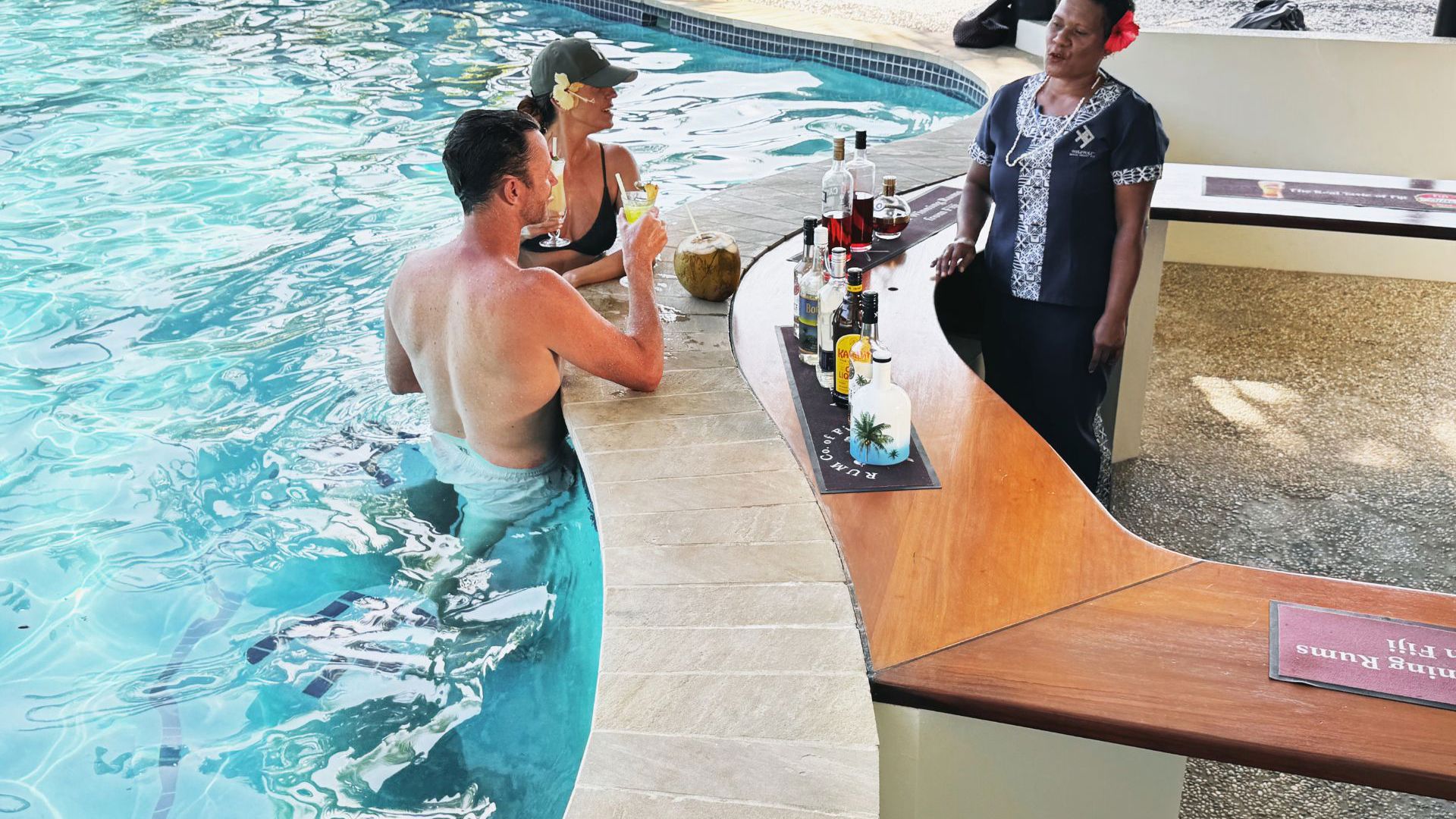 Volivoli Beach Resort - swim up pool bar