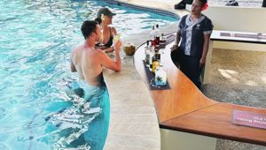 Volivoli Beach Resort - swim up pool bar