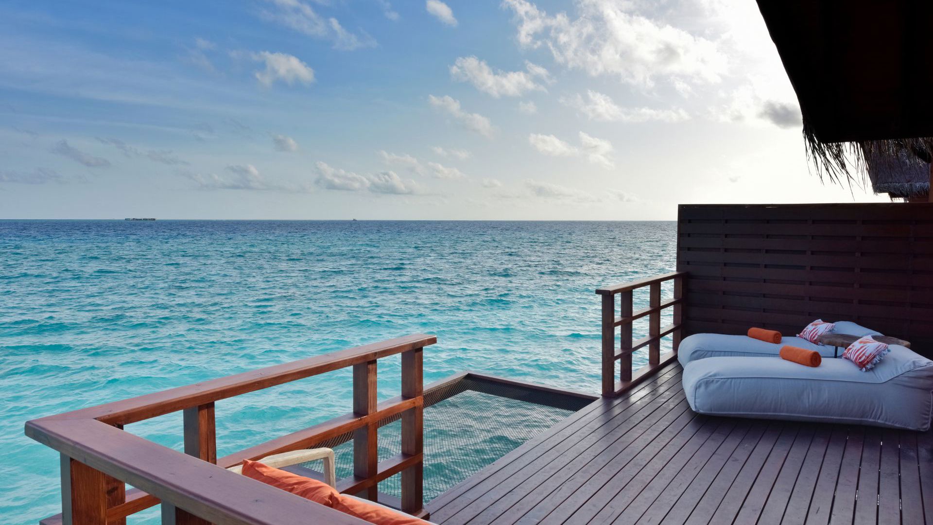 Grand Park Kodhipparu - Lagoon Water Villa Balcony