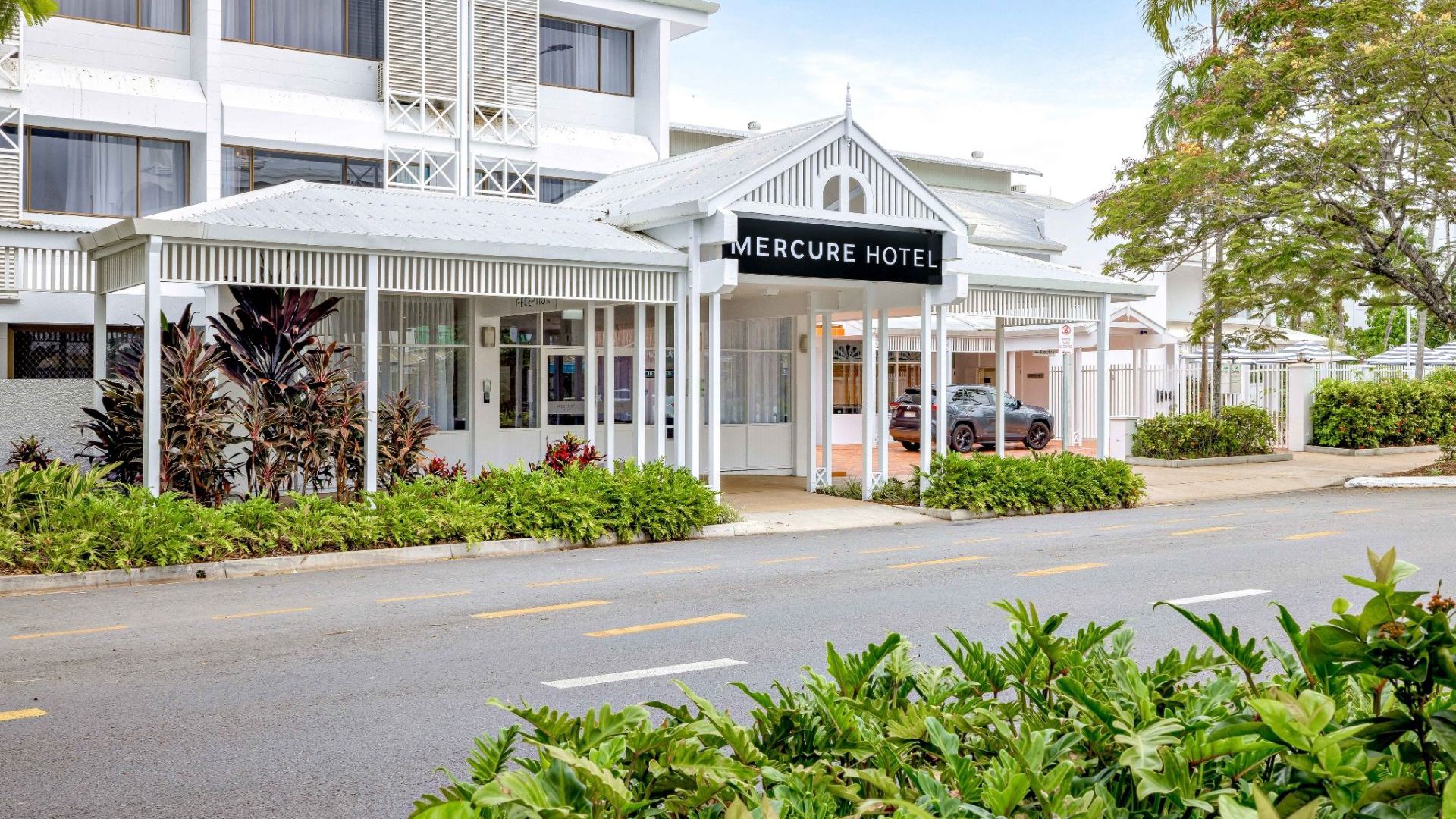 Mercure Hotel Cairns Exterior