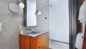 Dream Downtown, by Hyatt - One King Bed Bronze Room - Bathroom