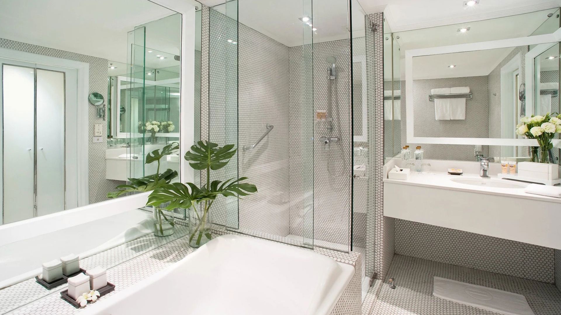 Pullman Bangkok Hotel G - G Deluxe Bathroom