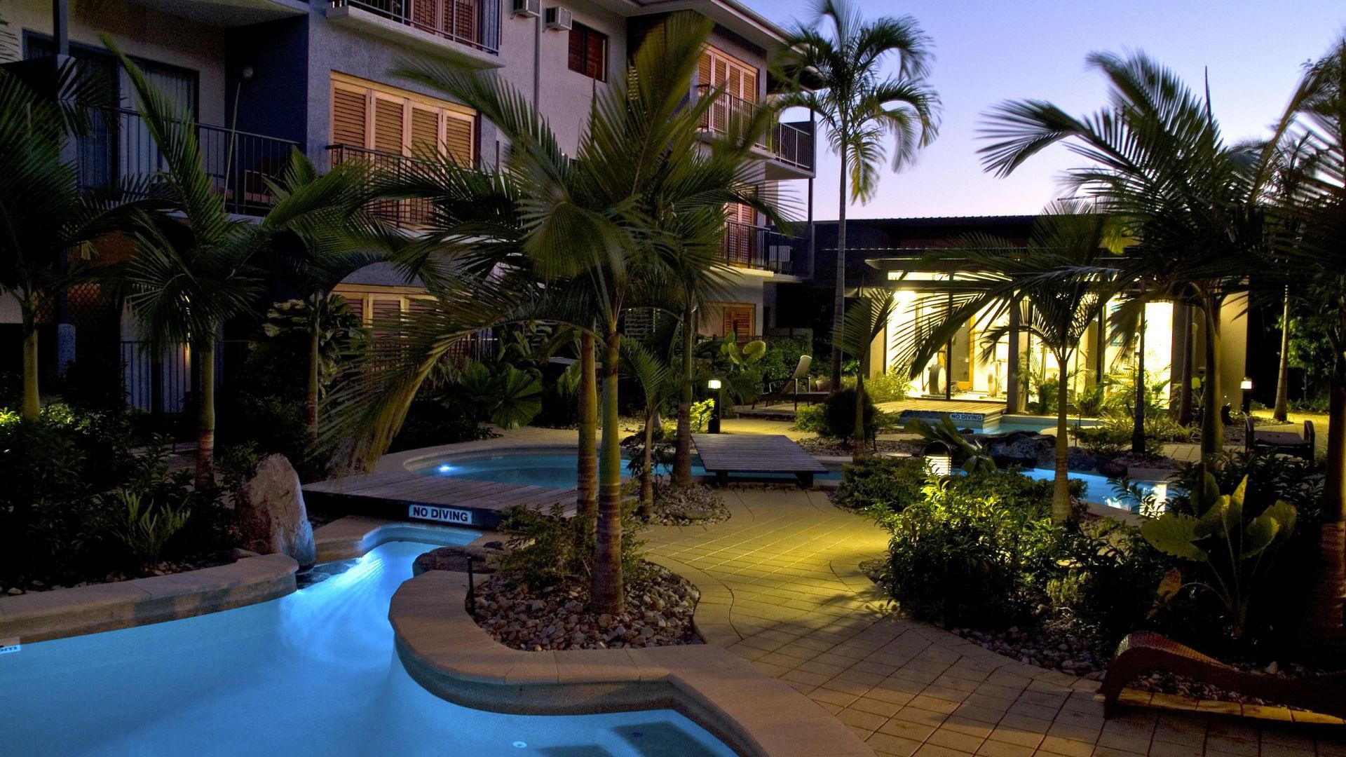 Southern Cross Atrium Apartments - pool at night