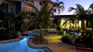 Southern Cross Atrium Apartments - pool at night
