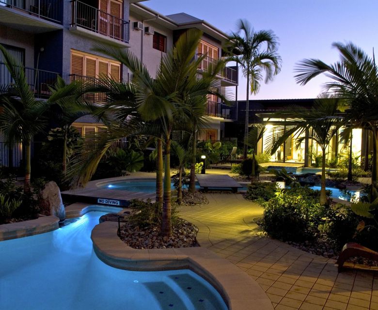 Southern Cross Atrium Apartments - pool at night
