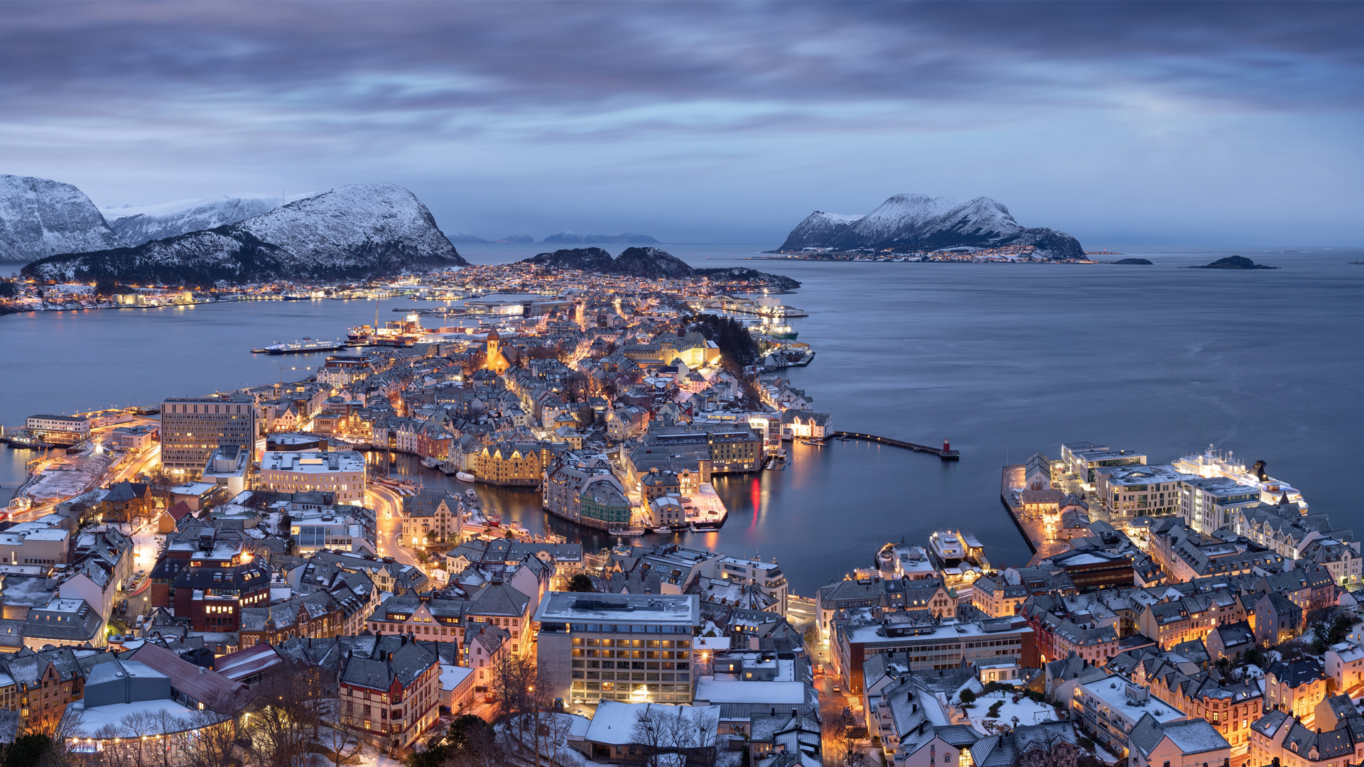 Experience cities, fjords, islands and the Arctic Circle on The Arctic Line