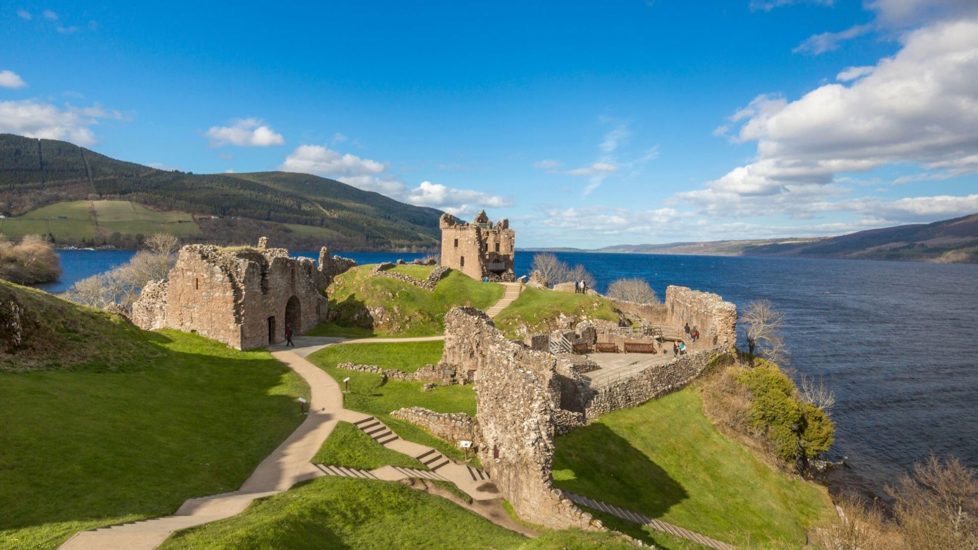 Urquhart Castle © Visitscotland & Kenny Lam