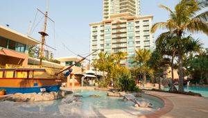 Mantra Crown Towers - pool