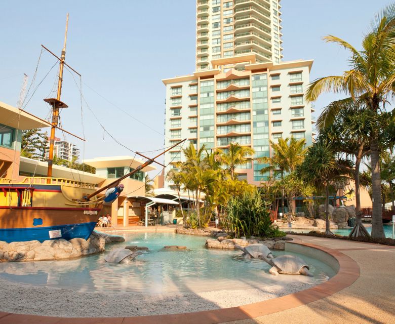 Mantra Crown Towers - pool