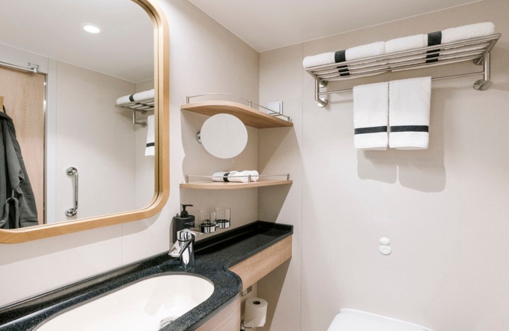 MS Fridtjof Nansen Arctic Superior Bathroom
