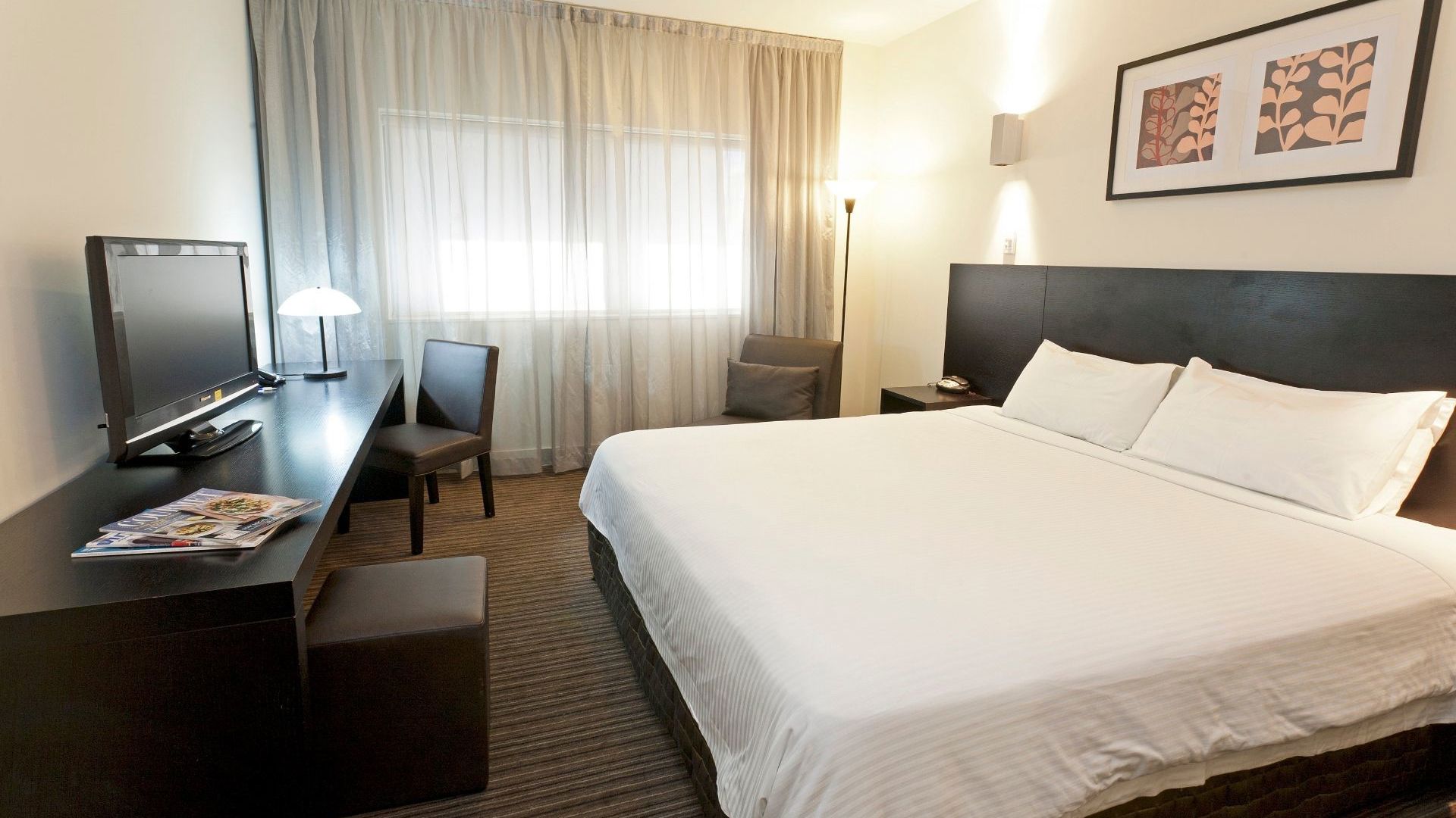 Causeway 353 Hotel Melbourne Deluxe King Room